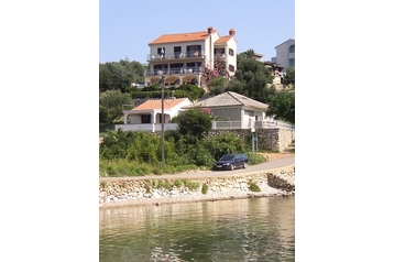Hrvatska Privát Lun, Eksterijer